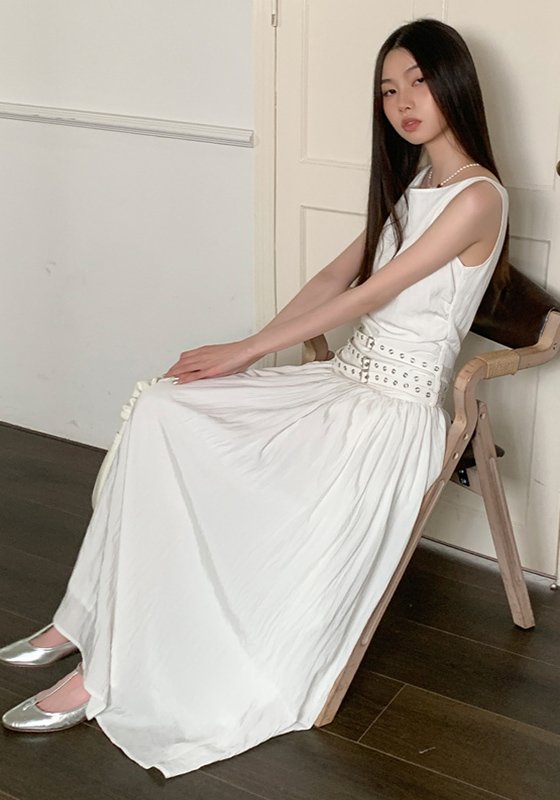 Elegant Sleeveless White Maxi Dress with Studded Waistband