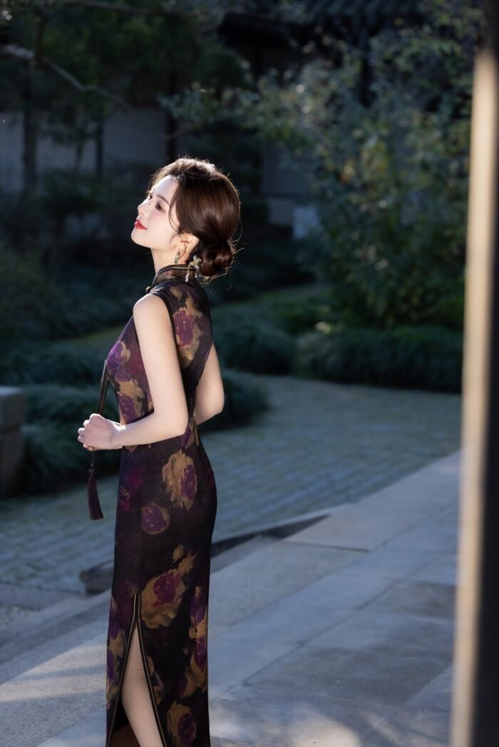 2025 Dark Purple Sleeveless Side Slits Qipao Dresses