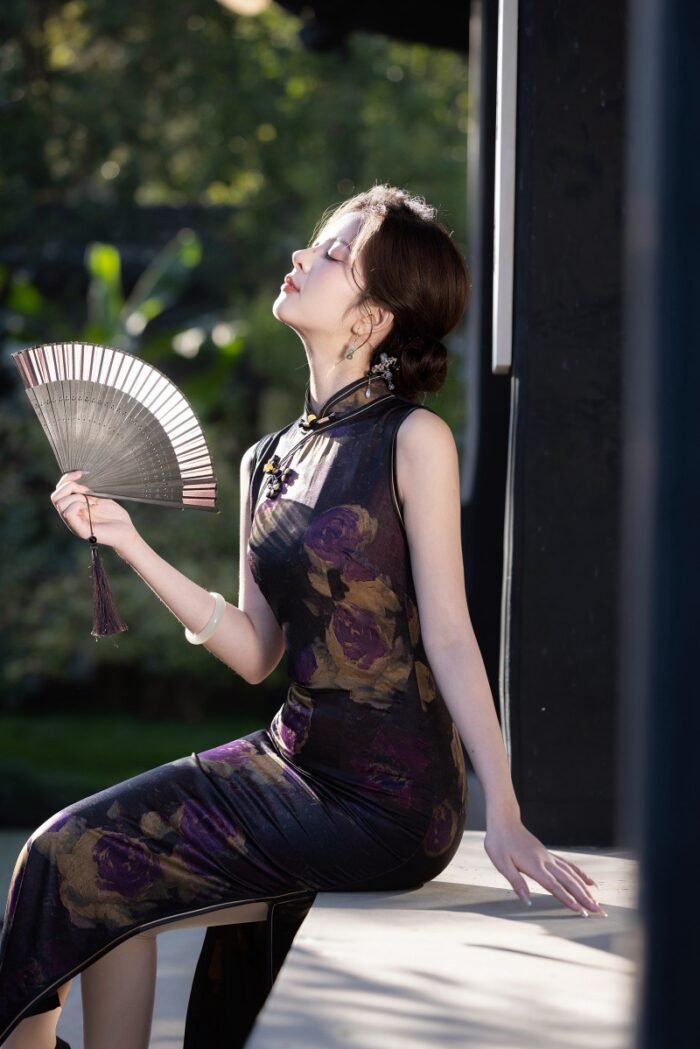 2025 Dark Purple Sleeveless Side Slits Qipao Dresses