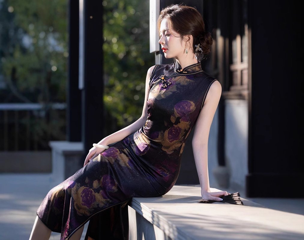 2025 Dark Purple Sleeveless Side Slits Qipao Dresses