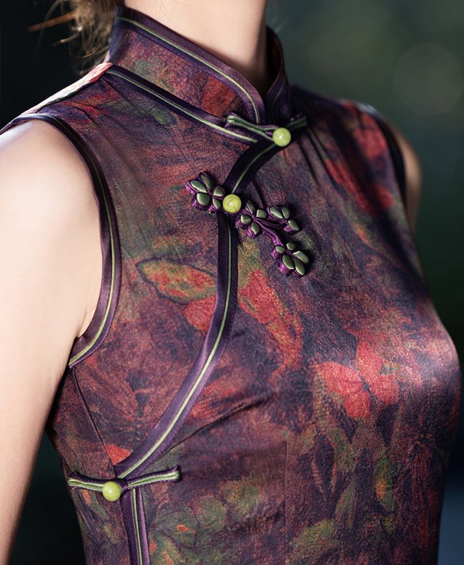 Sleeveless Qipao Dress with Floral Brocade Pattern