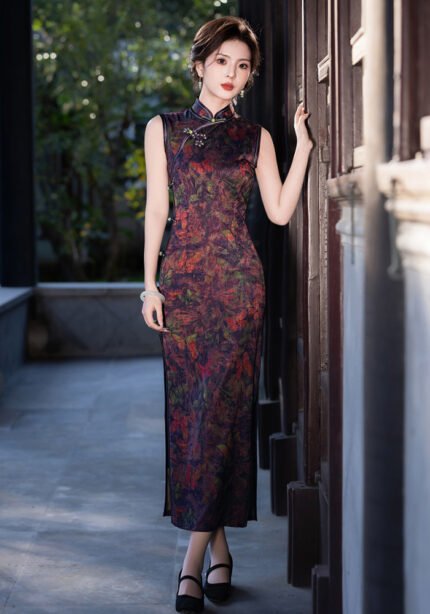 Sleeveless Qipao Dress with Floral Brocade Pattern