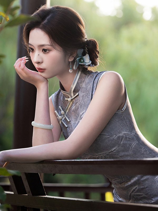 Elegant Sleeveless Cheongsam Traditional Chinese Style