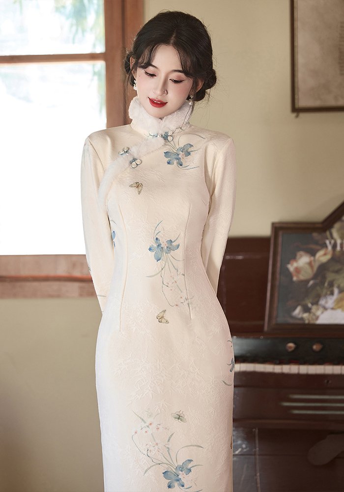 elegant-ivory-cheongsam-with-fur-trim-and-floral-embroidery (4) Elegant Ivory Cheongsam with Fur Trim and Floral Embroidery
