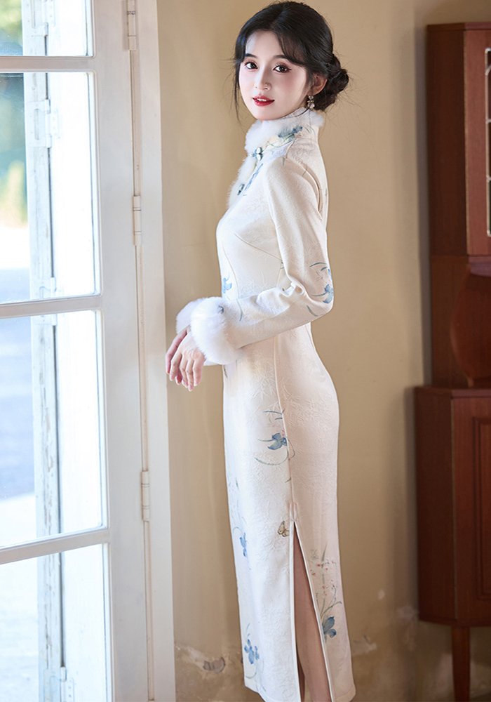 elegant-ivory-cheongsam-with-fur-trim-and-floral-embroidery (8) Elegant Ivory Cheongsam with Fur Trim and Floral Embroidery