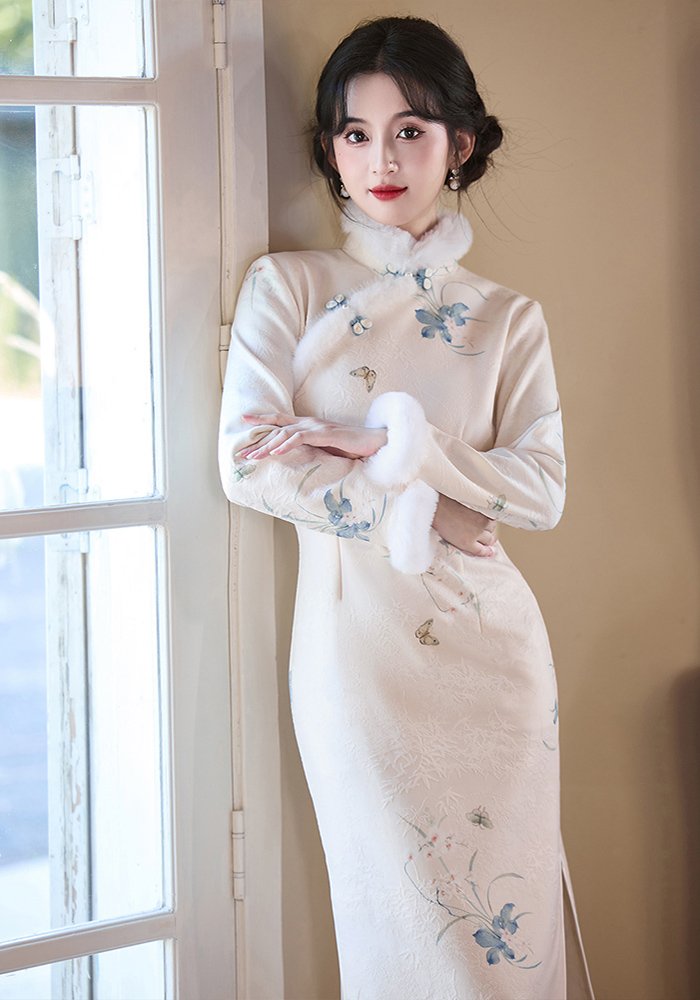 elegant-ivory-cheongsam-with-fur-trim-and-floral-embroidery (9) Elegant Ivory Cheongsam with Fur Trim and Floral Embroidery